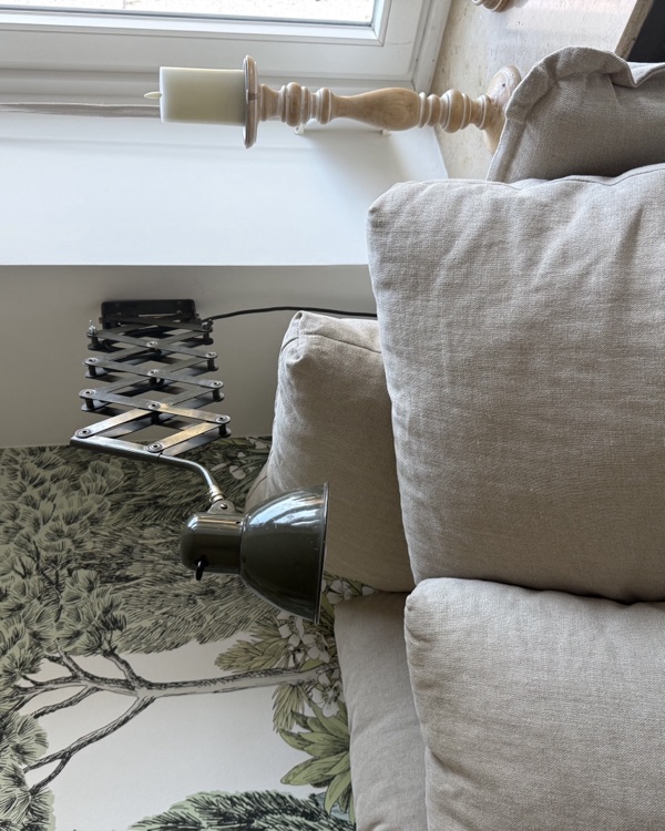 Interior Design – stilvoller Wohnraum mit Sofa und Wandlampe